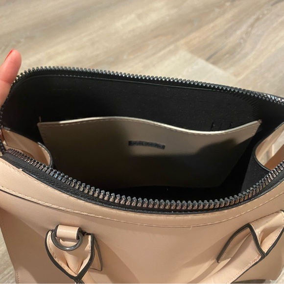 Women’s pale pink purse, detachable strap with handles and zipper, black inside - Picture 3 of 3